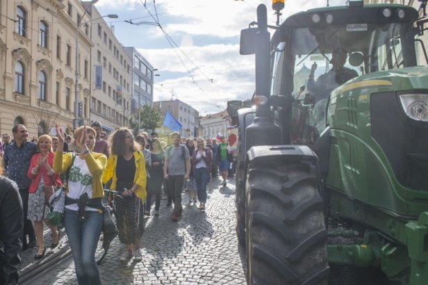 Plusieurs milliers de protestants ont supporté les manifestations en faveur des agriculteurs, à Bratislava, devant le bureau du gouvernement slovaque.