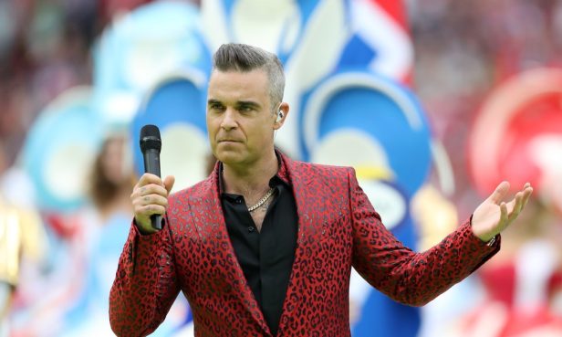 Robbie Williams à la cérémonie d'ouverture de la Coupe du Monde de football