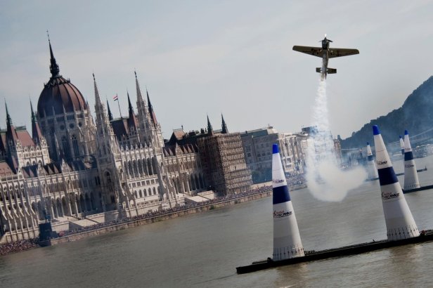 hannes-arch-competes-in-red-bull-air-race-budapest-2008.jpg