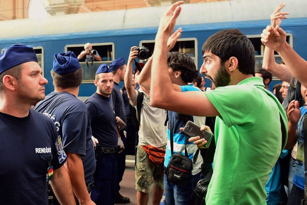 Confrontation des migrants avec les forces de l'ordre