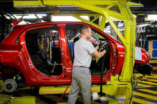 Un-employe-travaille-ligne-production-usine-Renault-Novo-mesto-Slovenie-24-fevrier-2016_0_1400_931