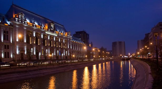 Le déficit budgétaire total de la Roumanie au cours de cette période était d'environ 60 milliards d'euros.