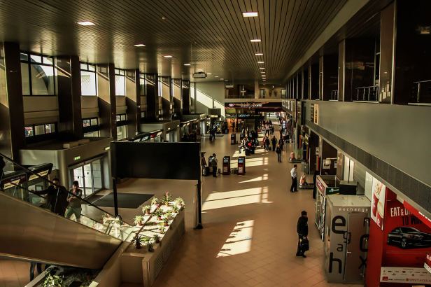 La Bucharest Airports Company est contrôlée par le ministère des Transports et le fonds d’investissement Fondul Proprietatea en détient une participation minoritaire.
