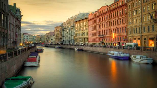 les canaux à Saint-Pétersbourg