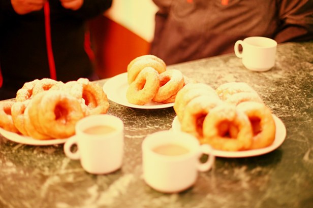 pyshkas, des beignets russes enrobés de sucre