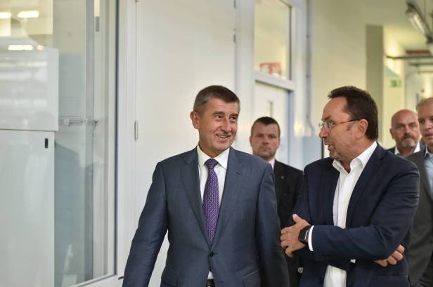 Le personnel non enseignant était en ligne pour obtenir une augmentation de salaire de 6% dans le cadre des plans initiaux du gouvernement, mais les syndicats des écoles se sont penchés sur la question.