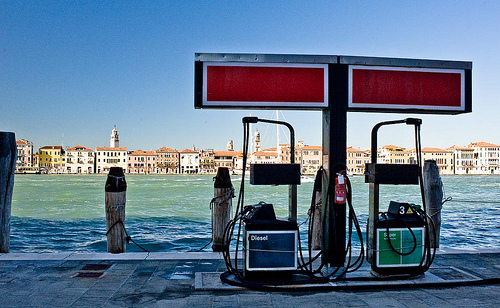 Sur 1 379 stations d'essence contrôlées sur les routes italiennes, "une sur cinq s'est avérée illégale". 500 000 litres d'essence ont été confisqués.