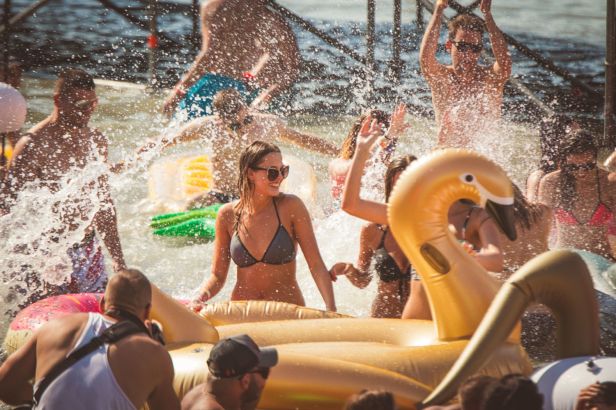 Ce flux sans précédent dans le tourisme peut s’expliquer par le temps chaud et les programmes et activités variés et passionnants organisés autour du lac Balaton.