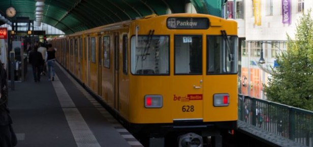 Le réseau de transport public de Berlin fonctionne en grande partie sur un "système basé sur la confiance", où les passagers sont encouragés à acheter des billets sur la plate-forme mais ne font face à aucune barrière physique.