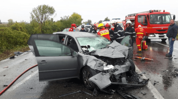 L'ancien ministre de la justice, Robert Cazanciuc, chef de la commission judiciaire du Sénat, proposera une modification du Code pénal qui augmenterait les peines pour homicide involontaire en cas d'accident de voiture causé par des conducteurs en état d'ébriété ou des conducteurs sans permis.