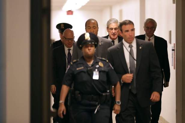 En plus d’écrire les textes, M. Strzok a été accusé d’avoir envoyé un mandat de recherche très sensible sur son compte de messagerie personnel.