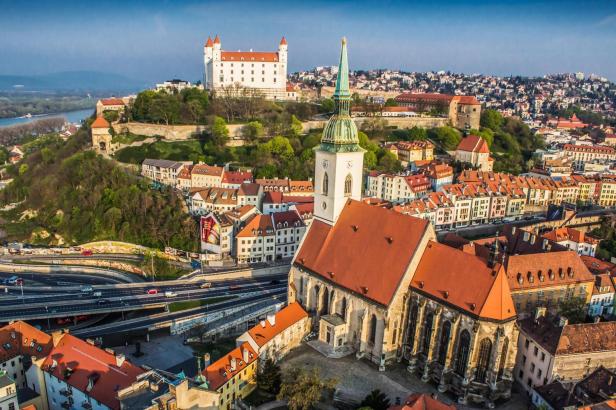 Dans le secteur des anciens appartements de deux pièces, la capitale de la Slovaquie, Bratislava, est la plus chère avec un prix moyen de 2 440 euros par mètre carré.