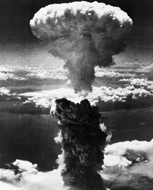 Un nuage de champignons se lève quelques instants après le largage de la bombe atomique sur la ville japonaise de Nagasaki, le 9 août 1945, trois jours après que les États-Unis eurent largué une bombe atomique sur Hiroshima.