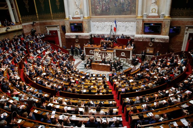 Pour son maintien, chaque député reçoit mensuellement, entre son indemnité de base, ses indemnités pour frais de mandat et les crédits qui lui permettent de rémunérer ses collaborateurs, 21 833,66 euros