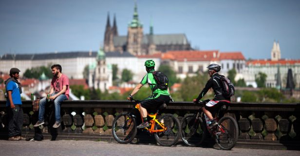 Les autorités locales avaient d’abord parlé de la nécessité de maîtriser les scooters électriques, qui avaient été introduits à la suite d’une interdiction de se déplacer en Segway, affirmant qu’ils constituaient un danger pour les piétons.