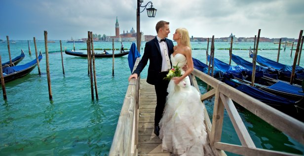 La planification d'un mariage à l'étranger peut être un peu plus délicate qu'à la maison. 