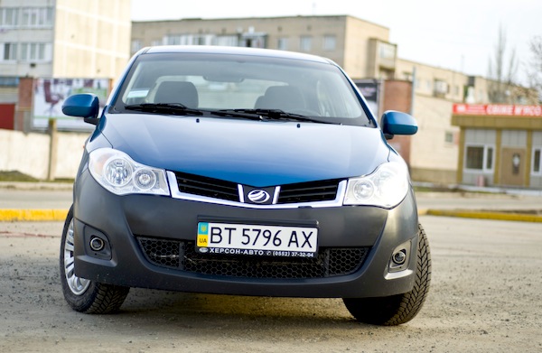 les Ukrainiens achètent des voitures d'occasion bon marché qui restent légalement la propriété de E.U.