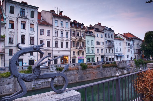 En Slovénie, 984 000 personnes occupaient un emploi au deuxième trimestre de 2018, soit 20 000 ou 2,1% de plus qu'au premier trimestre et 29 000 ou 3% de plus par rapport à l'année précédente.