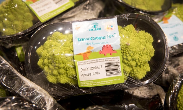 Ryan McDonnell, directeur du conseil commercial de Lidl, a déclaré que «l’abandon significatif du plastique noir démontre notre engagement à s’attaquer à ce sujet important».