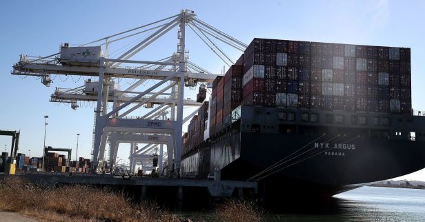 Les mesures compensatoires s'appliquent sous forme de taux de droits à l'importation supplémentaires, majorés de 25% à 40% du prix des produits importés.