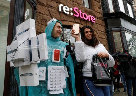 2018-09-28T145710Z_2_LYNXNPEE8R18N-OCABS_RTROPTP_2_CBUSINESS-US-APPLE-IPHONE-RUS