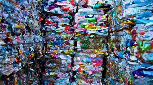 Le Japon produit la plus grande quantité de déchets plastiques par habitant après les États-Unis et a pris du retard par rapport aux autres pays en ce qui concerne la réduction de l'utilisation de plastiques tels que les contenants jetables et les sacs à provisions.