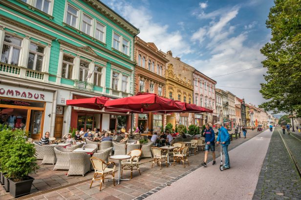 Au niveau des villes, New York reste le premier marché immobilier de villes au monde, suivi de Los Angeles et de Londres, avec une forte hausse de Paris pour prendre la quatrième place devant Hong Kong.