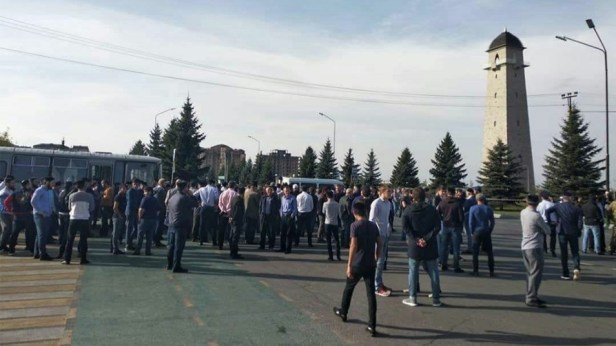 "Les forces de l'ordre ont tiré en l'air, personne n'a été blessé", a déclaré une source non identifiée à Interfax.