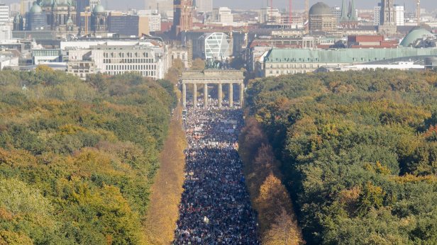 anti-racism-protesters-stage-large-rally-in-berlin-amid-far-right-advances-136430291460202601-181013162101