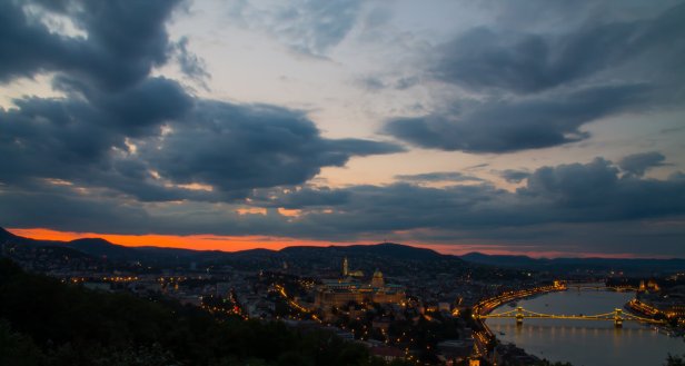 Le salaire mensuel net moyen était de 213 600 forints (663 EUR), en hausse de 10,1%.