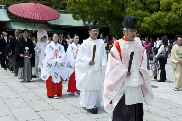 Les experts ont attribué la tendance croissante à moins de pression sociale au mariage et à des soucis financiers parmi les travailleurs alors que de plus en plus de personnes occupent des emplois non permanents.