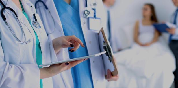 La dotation en personnel est un problème majeur pour le secteur de la santé du pays, car les infirmières quittent la Slovaquie pour aller à l’étranger où elles peuvent obtenir une rémunération plus élevée et de meilleures conditions de travail. La dotation en personnel est un problème majeur pour le secteur de la santé du pays, car les infirmières quittent la Slovaquie pour aller à l’étranger où elles peuvent obtenir une rémunération plus élevée et de meilleures conditions de travail. 