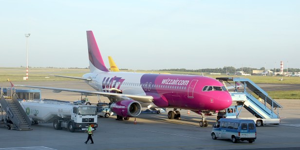 Bien que le fait que les compagnies aériennes vendent plus de billets que de places libres dans un avion, en calculant le nombre de personnes qui annulent leurs vols, le cas est toujours intéressant, car Wizz Air a été condamné à une amende de la part de l'agence gouvernementale de Budapest.