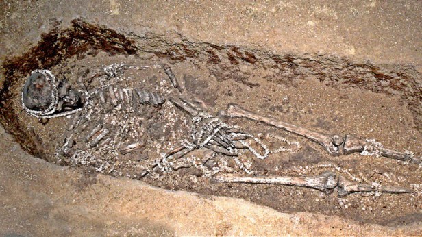 Des objets et des bijoux trouvés enterrés avec les restes suggèrent qu'ils ont peut-être élaboré des règles, des cérémonies et des rituels pour accompagner l'échange de partenaires entre groupes