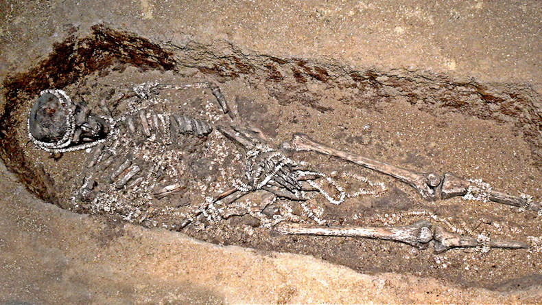 Des objets et des bijoux trouvés enterrés avec les restes suggèrent qu'ils ont peut-être élaboré des règles, des cérémonies et des rituels pour accompagner l'échange de partenaires entre groupes