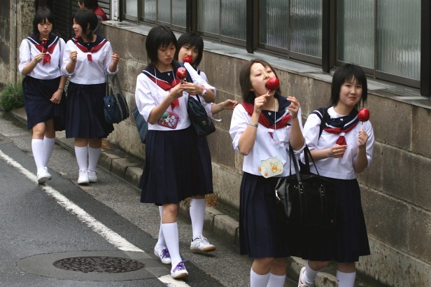 Japanese_schoolgirls_walking_and_eating