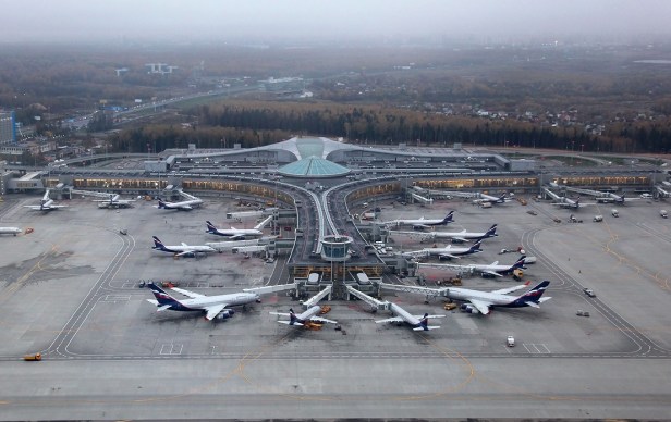 Sheremetyevo propose un large éventail d'entreprises de restauration en réseau et de restauration renommées avec différentes gammes de prix. L'aéroport compte plus de 10 marques de cafés, 35 marques de bars et cafés, 15 marques de restauration rapide et 15 marques de restaurants. Environ 80 établissements de restauration offrent environ 4 700 places.