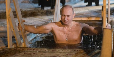 Le président russe Vladimir Poutine a plongé dans les eaux glacées