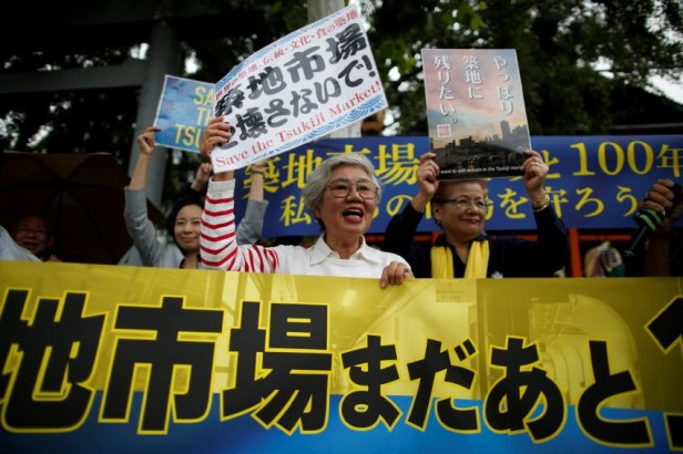 The Wider Image: As historic Tsukiji market closes, fishmongers mourn