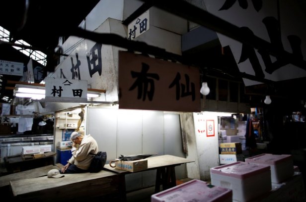 The Wider Image: As historic Tsukiji market closes, fishmongers mourn
