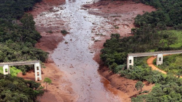 Damm an Eisenerzmine in Brasilien gebrochen