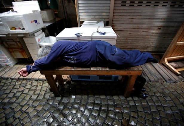 The Wider Image: As historic Tsukiji market closes, fishmongers mourn