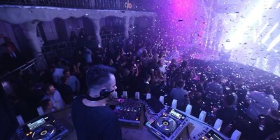 Il existe plusieurs théories sur la façon dont le contrôle du visage a vu le jour. L'un suggère que cela est arrivé parce que les femmes étaient plus nombreuses que les hommes, et le contrôle du visage a donc ciblé les femmes pour égaliser les chiffres, invitant uniquement les plus belles filles à entrer.