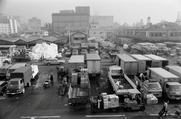 Tsukiji Marché de Tsukiji (1977) Les halls ont été construits il y a 83 ans et des plans de déménagement ont été faits il y a 17 ans.